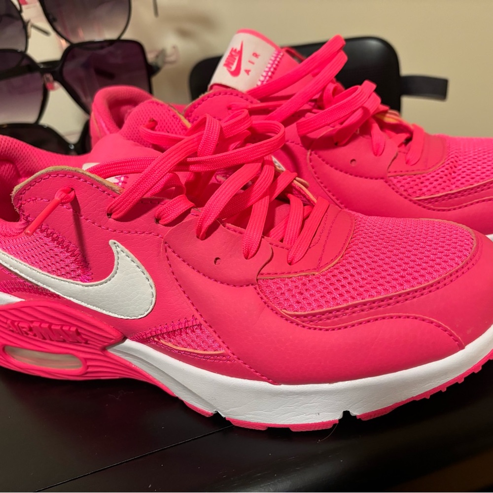 Nike MAX EXCEE! HOTPink and White Sneakers with Breathable Upper and Bold Design